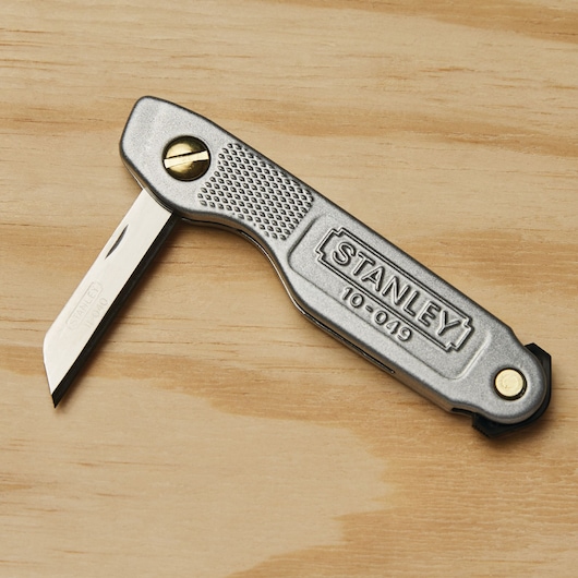Folds into compact size feature of 4 and quarter inch Folding pocket knife