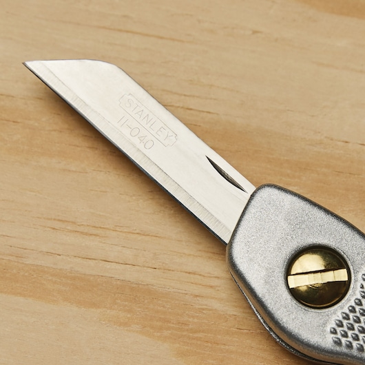 Pointed blade feature of 4 and quarter inch Folding pocket knife.
